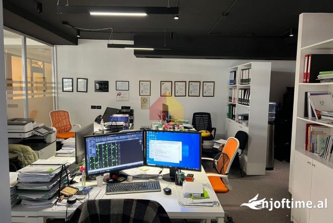 Ambiente Commerciale in Affitto 3+1 a Tirana - 1,100 Euro