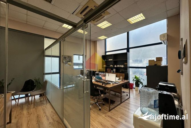 Ambiente Commerciale in Vendita 3+1 a Tirana - 190,000 Euro