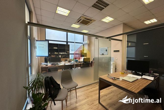 Ambiente Commerciale in Vendita 3+1 a Tirana - 190,000 Euro