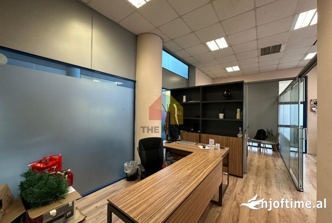 Ambiente Commerciale in Vendita 3+1 a Tirana - 190,000 Euro