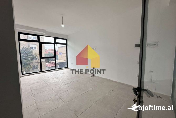 Ambient Komercial 60m2 ne shitje prane Parkut Ish Fusha Aviacionit!