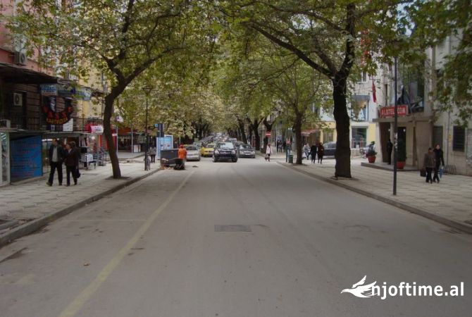 Ambiente Commerciale in Affitto 1+1 a Tirana - 1,650 Euro