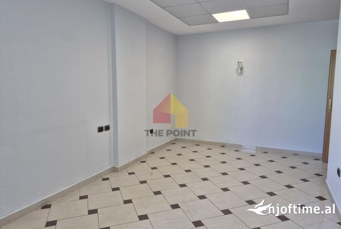 Ambiente Commerciale in Affitto 3+1 a Tirana - 1,550 Euro