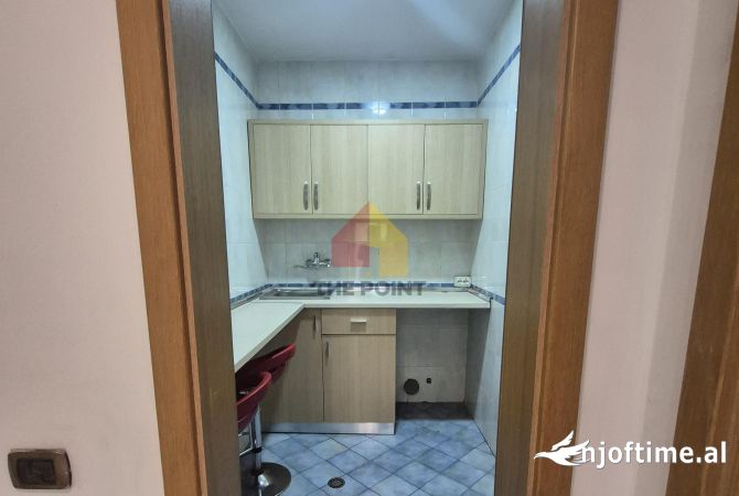 Ambiente Commerciale in Affitto 3+1 a Tirana - 1,550 Euro