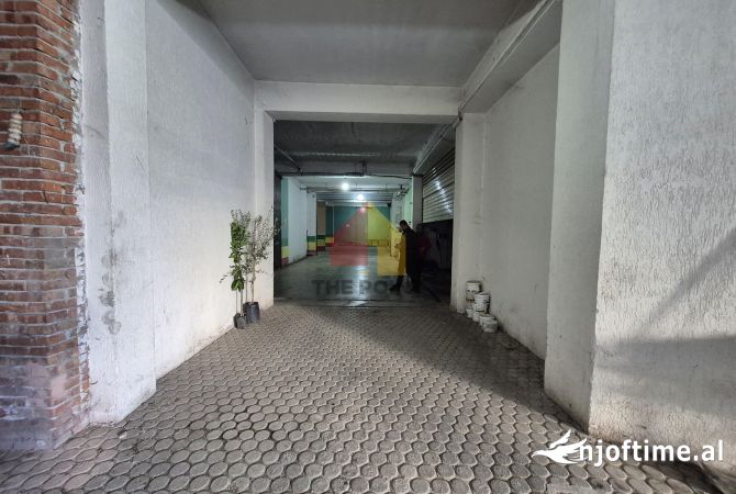 Ambiente Commerciale in Affitto 4+1 a Tirana - 1,200 Euro