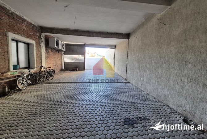 Ambiente Commerciale in Affitto 4+1 a Tirana - 1,200 Euro