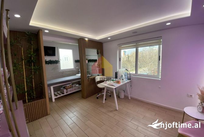 Ambiente Commerciale in Affitto 3+1 a Tirana - 800 Euro