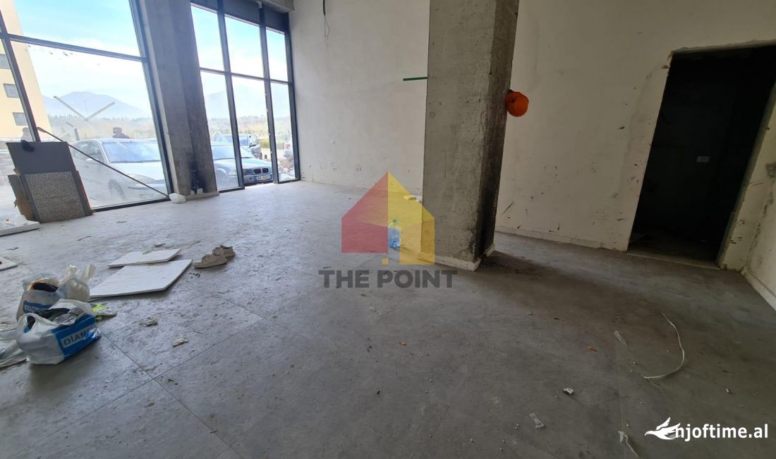 Dyqan ne shitje tek Liqeni i Thate