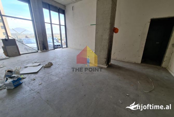 Dyqan ne shitje tek Liqeni i Thate