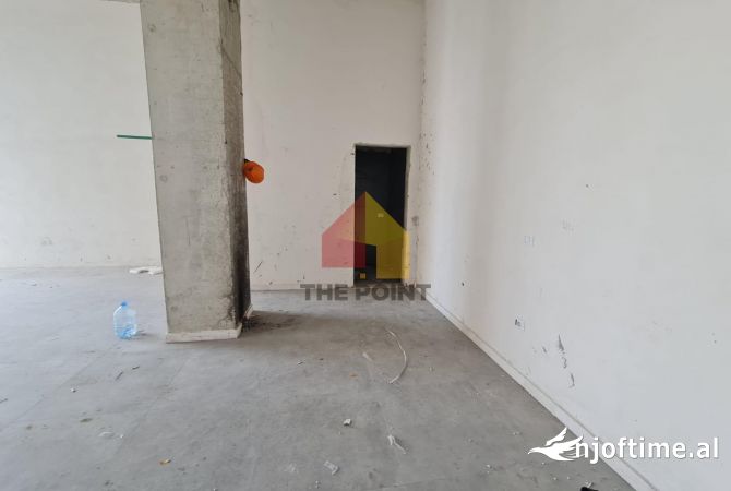 Dyqan ne shitje tek Liqeni i Thate