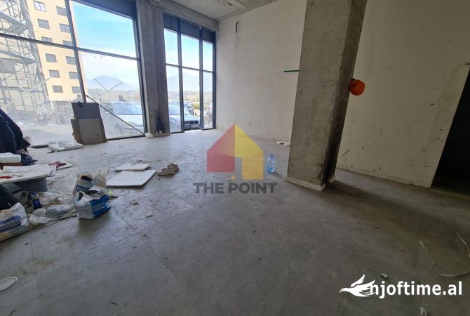 Dyqan ne shitje tek Liqeni i Thate