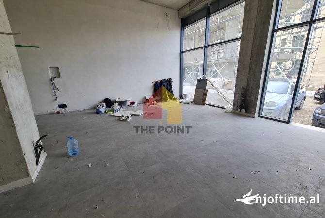 Dyqan ne shitje tek Liqeni i Thate