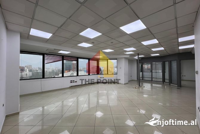 Ambiente Commerciale in Affitto 3+1 a Tirana - 1,500 Euro