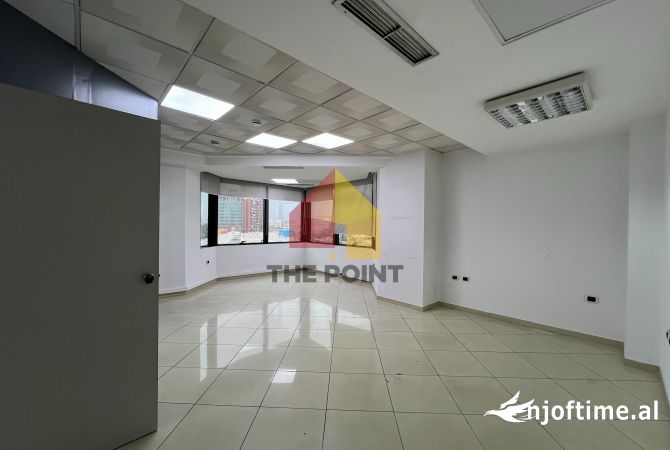 Ambiente Commerciale in Affitto 3+1 a Tirana - 1,500 Euro