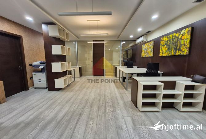 Zyre 30 m2 per qera ne Bllok