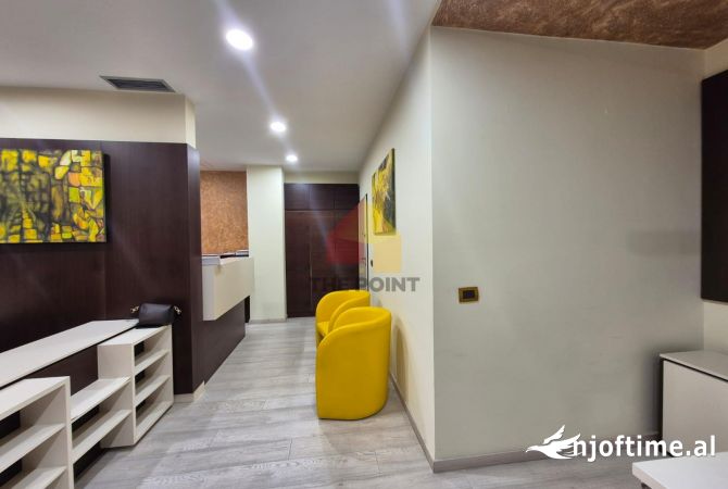 Zyre 30 m2 per qera ne Bllok