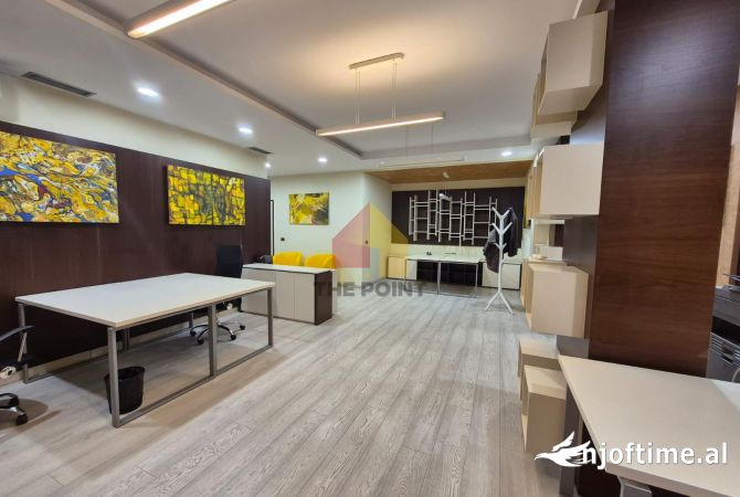 Zyre 30 m2 per qera ne Bllok