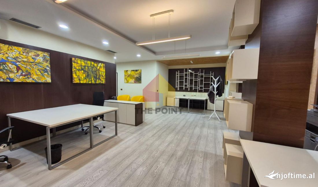 Zyre 30 m2 per qera ne Bllok