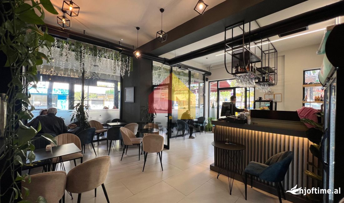 Shitet Ambient Komercial 105m2 ne Rrugen Hoxha Tahsim