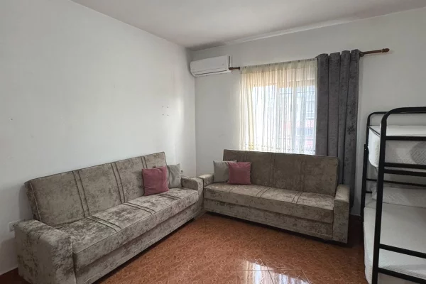 Shtepi me qera Apartament ne Tirane, 1+1, Mobilimi E mobiluar, Pagesa 45,000  Leke.