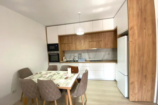 Shtepi me qera Apartament ne Tirane, 2+1, Mobilimi E mobiluar, Pagesa 500  Euro.