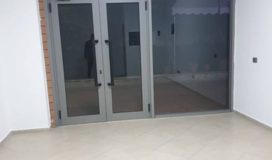 Shitet: Dyqan (Rruga e Dibres)