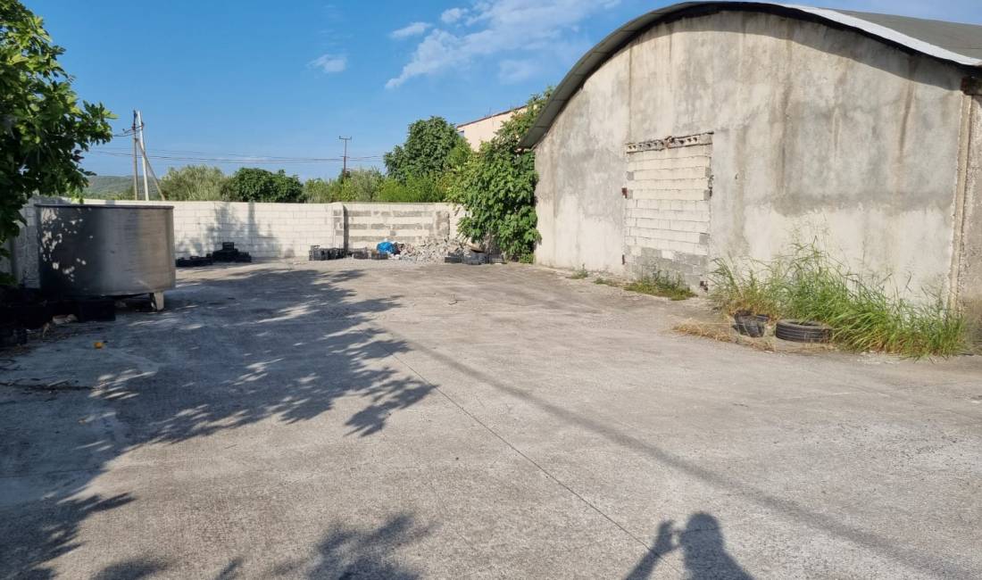 Shitet Truall+Magazine me siperfaqe 720m2 ne Plug, Lushnje.