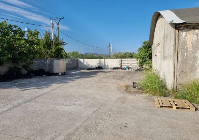 Ambiente Commerciale in Vendita 4+1 a Lushnja - 120,000 Euro