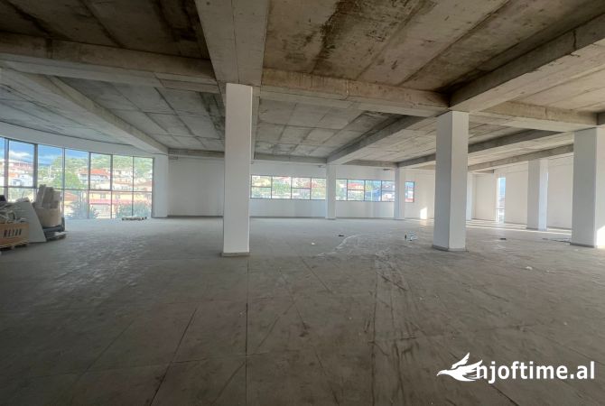Ambiente Commerciale in Affitto 1+1 a Tirana - 4,400 Euro