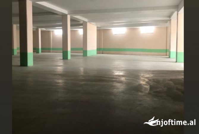 Ambiente Commerciale in Affitto 4+1 a Tirana - 4,500 Euro