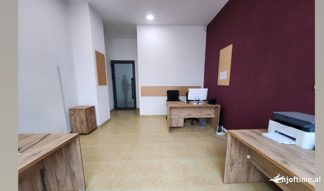 📍Myslym Shyr, prane Tregut Cam/JEPET ME QIRA Ambient per Zyra/💶Cmimi: 47.000 Leke Neto