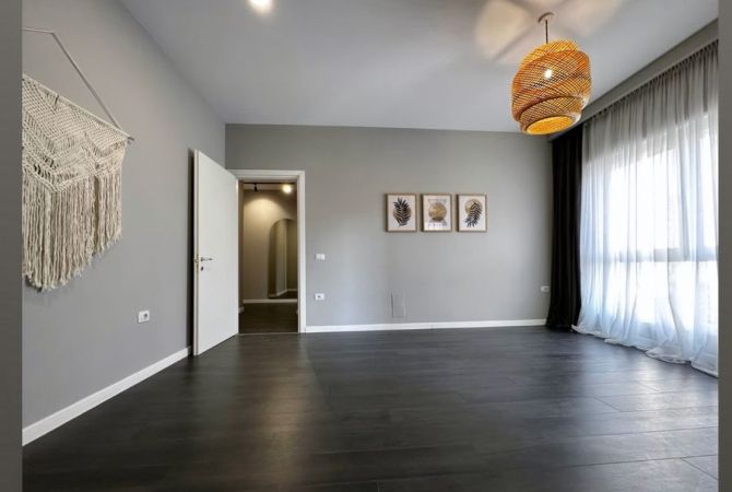 🏠SHITET Apartament 1+1+bllk 📍Rruga e Barrikadave, prane Qendres, Pallat i ri, Orientim Jug-Lindje