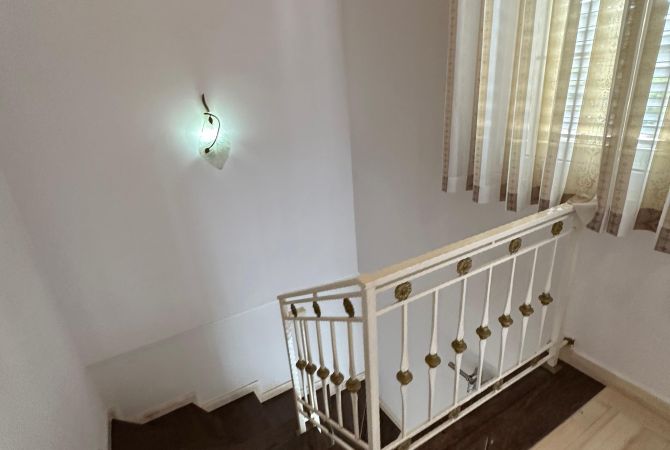 Shtepi me qera Apartament ne Tirane, 3+1, Mobilimi E mobiluar, Pagesa 650  Euro.