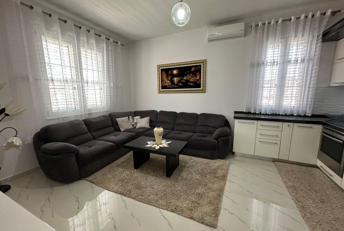 Shtepi me qera Apartament ne Tirane, 3+1, Mobilimi E mobiluar, Pagesa 650  Euro.