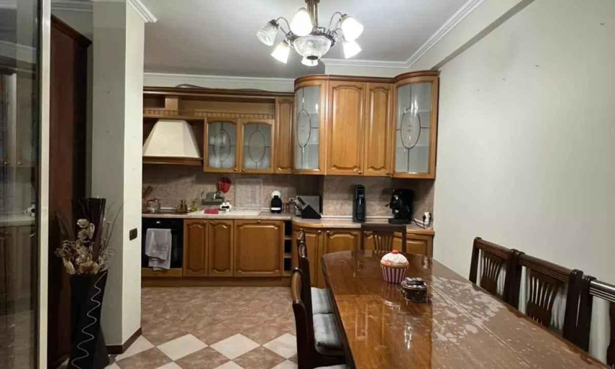 Shtepi ne shitje Apartament ne Tirane, 3+1, Mobilimi Pjeserisht e mobiluar, Pagesa 295,000  Euro.