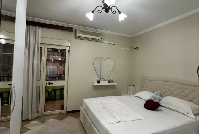 Shtepi ne shitje Apartament ne Tirane, 3+1, Mobilimi Pjeserisht e mobiluar, Pagesa 295,000  Euro.