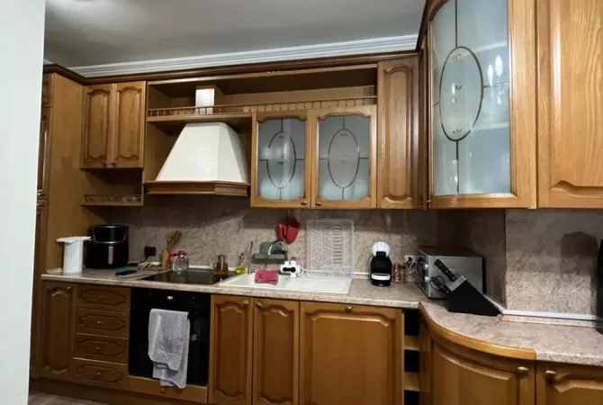 Shtepi ne shitje Apartament ne Tirane, 3+1, Mobilimi Pjeserisht e mobiluar, Pagesa 295,000  Euro.