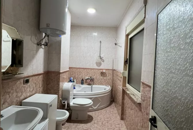 Shtepi ne shitje Apartament ne Tirane, 3+1, Mobilimi Pjeserisht e mobiluar, Pagesa 295,000  Euro.