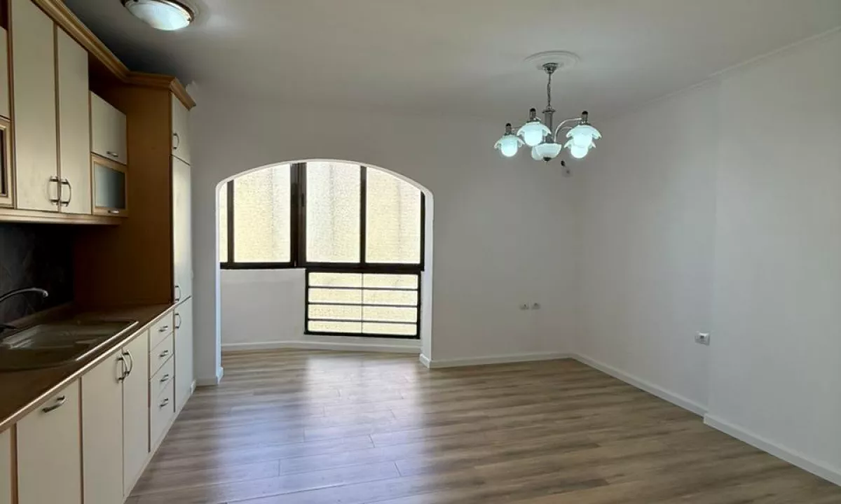 Shtepi ne shitje Apartament ne Tirane, 2+1, Mobilimi Bosh, pa mobiluar, Pagesa 165,000  Euro.