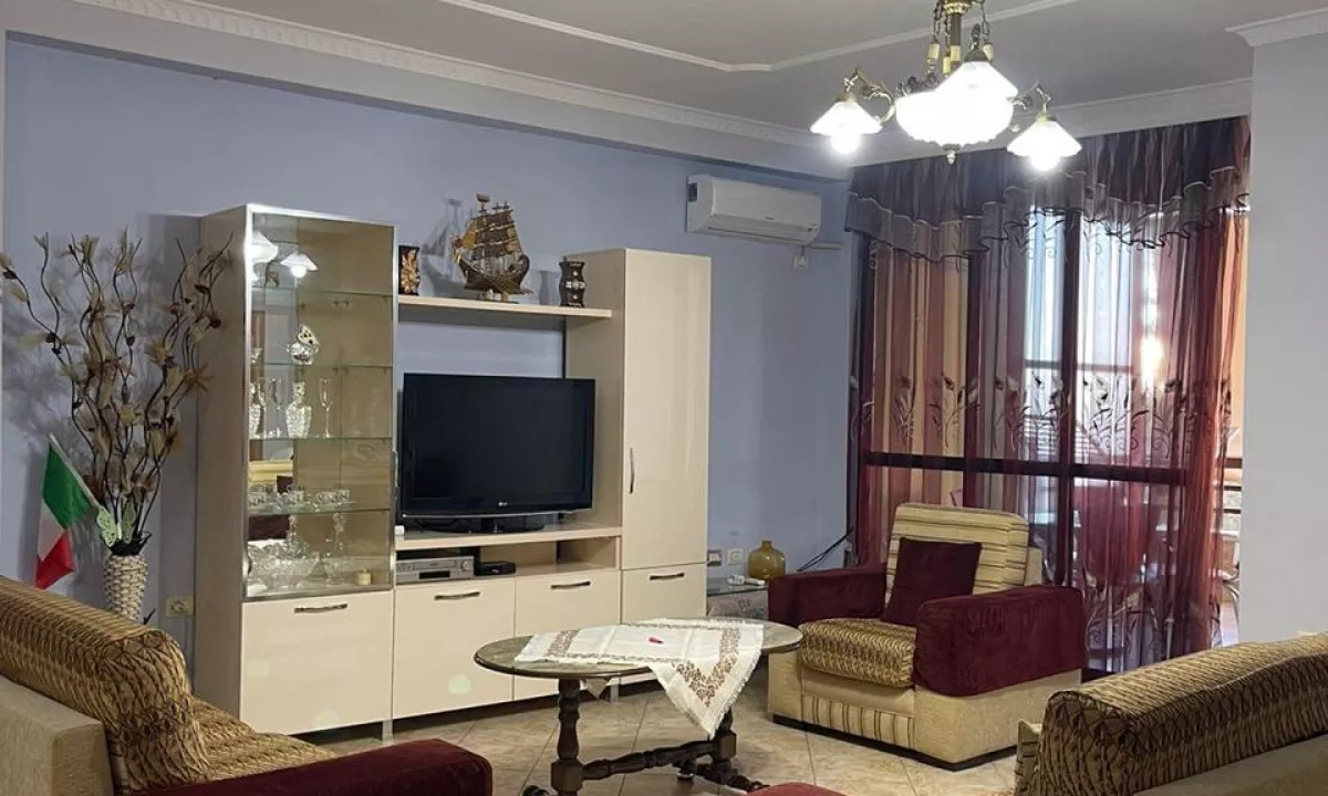 Appartamento in affitto a Tirana 2+1, Arredato