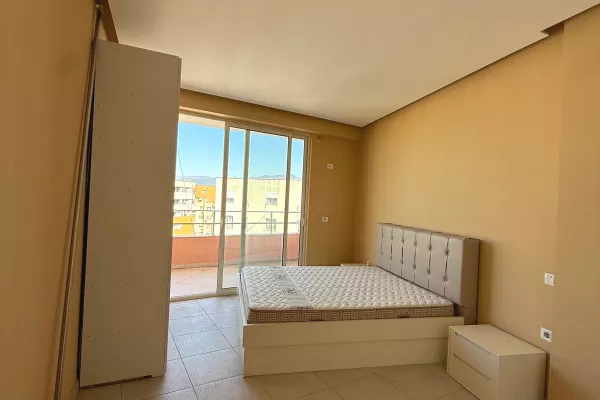 Shtepi ne shitje Apartament ne Tirane, 2+1, Mobilimi E mobiluar, Pagesa 158,000  Euro.