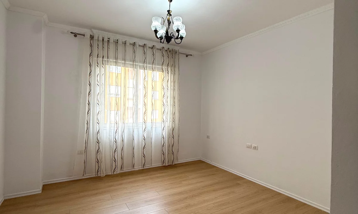 Shtepi ne shitje Apartament ne Tirane, 1+1, Mobilimi Bosh, pa mobiluar, Pagesa 91,000  Euro.