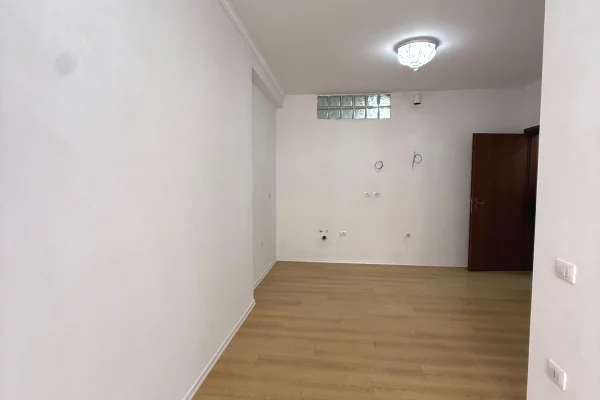 Shtepi ne shitje Apartament ne Tirane, 1+1, Mobilimi Bosh, pa mobiluar, Pagesa 91,000  Euro.