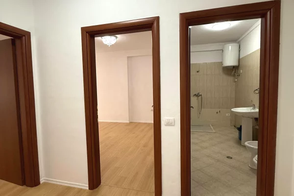 Shtepi ne shitje Apartament ne Tirane, 1+1, Mobilimi Bosh, pa mobiluar, Pagesa 91,000  Euro.