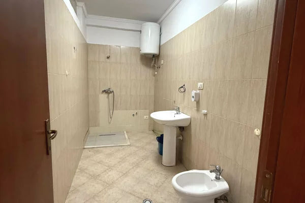 Shtepi ne shitje Apartament ne Tirane, 1+1, Mobilimi Bosh, pa mobiluar, Pagesa 91,000  Euro.
