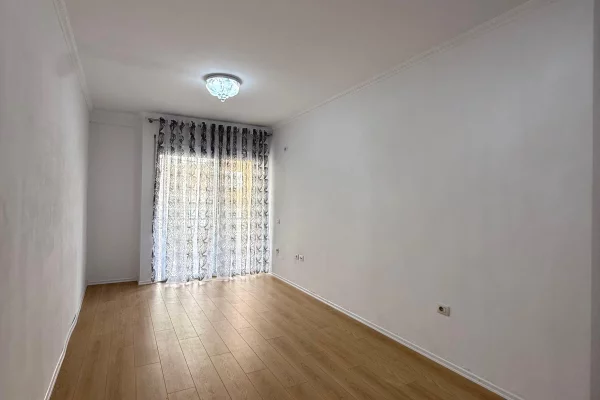 Shtepi ne shitje Apartament ne Tirane, 2+1, Mobilimi Bosh, pa mobiluar, Pagesa 112,000  Euro.