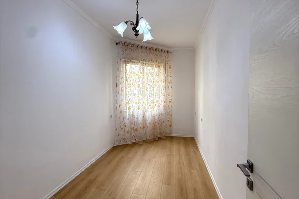 Shtepi ne shitje Apartament ne Tirane, 2+1, Mobilimi Bosh, pa mobiluar, Pagesa 112,000  Euro.