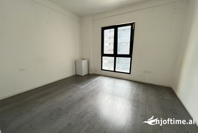 Ambiente Commerciale in Affitto 3+1 a Tirana - 1,200 Euro