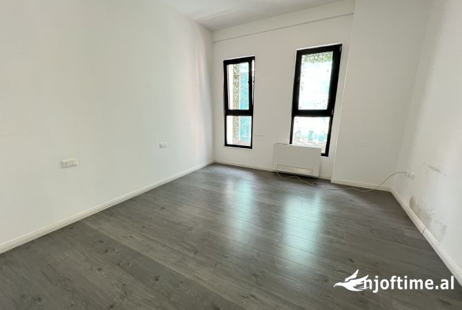 Ambiente Commerciale in Affitto 3+1 a Tirana - 1,200 Euro