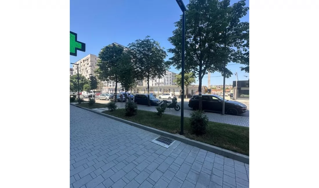 JEPET ME QIRA AMBIENT KOMERCIAL BUZE RRUGE PRANE U.E.T!!!